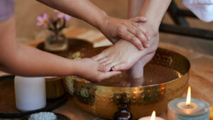 Entspannende Fußmassage als Teil der exklusiven Luxus-Fußpflege in Wolfsburg.