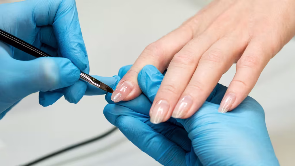 gel-auf-die-fingernägel-aufgetragen-bild
